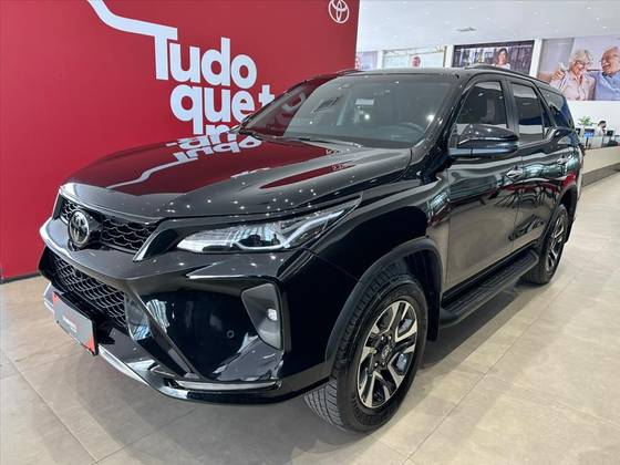 TOYOTA HILUX SW4 2.8 D-4D TURBO DIESEL SRX PLATINUM 7L 4X4 AUTOMÁTICO TOYOTA HILUX SW4 2.8 D-4D TURBO DIESEL SRX PLATINUM 7L 4X4 AUTOMÁTICO